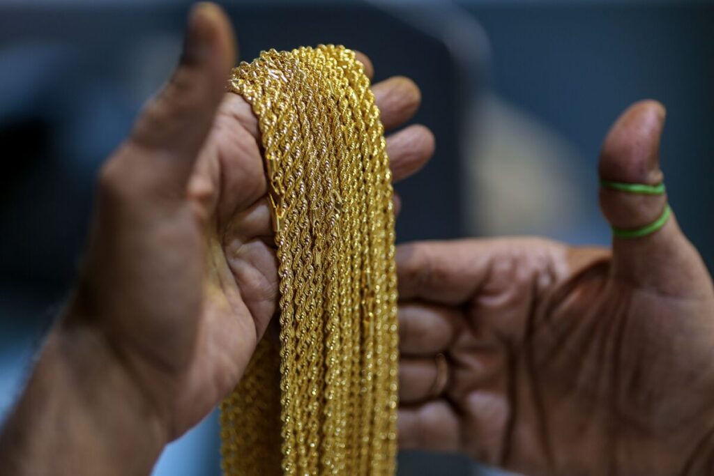 Gold Steadies as US and Iran Flag Early Progress in Peace Talks Gold Steadies as US and Iran Flag Early Progress in Peace Talks