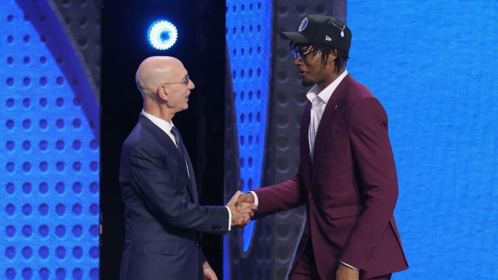Johnson reunites with Mavs’ May, leads U-M trio in draft lottery