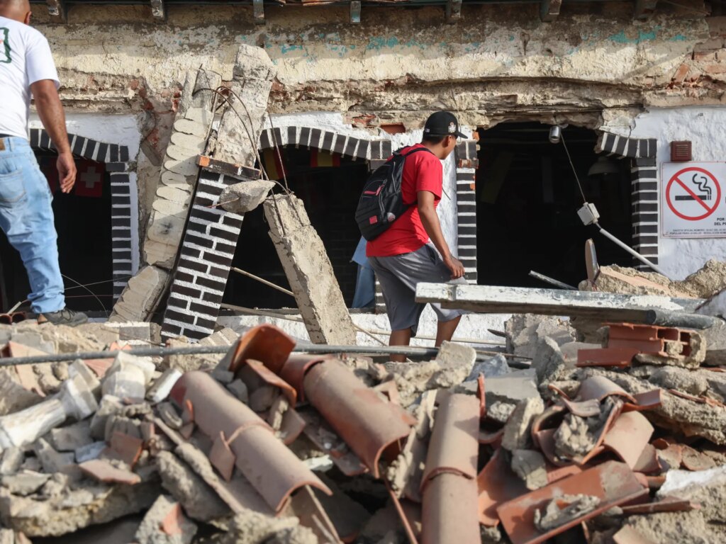 Venezuelans dig for earthquake survivors as 72-hour rescue window nears end | Earthquakes News