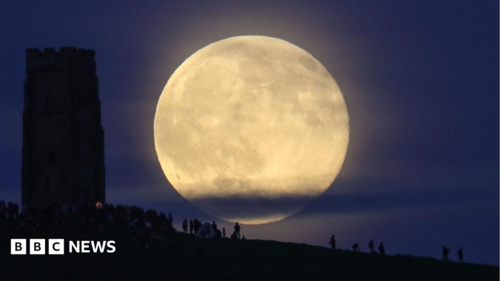 Where is best to see the Strawberry Moon in the West tonight?