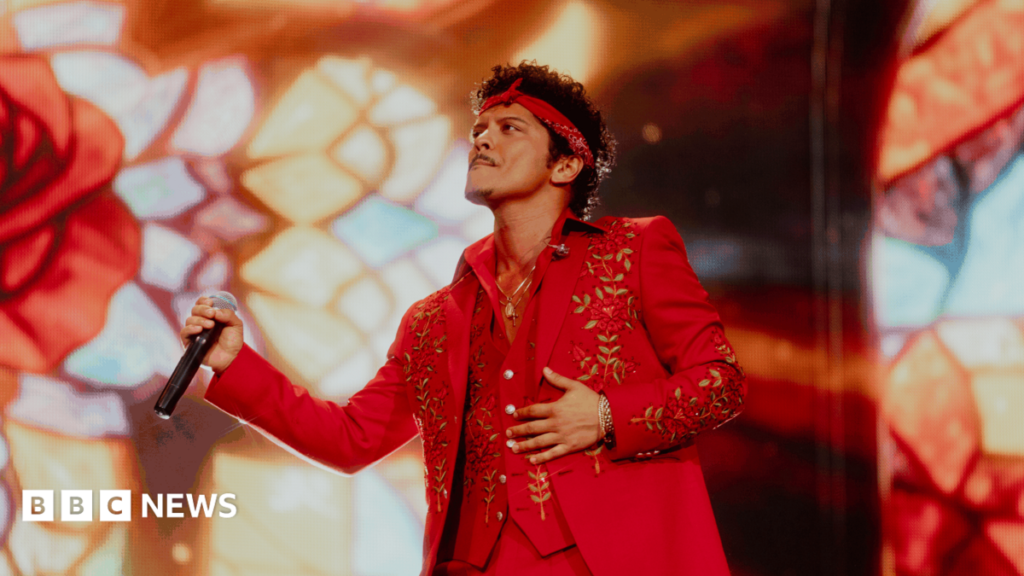 Bruno Mars brings hits, romance and a Paddington Bear to Wembley Bruno Mars brings hits, romance and a Paddington Bear to Wembley