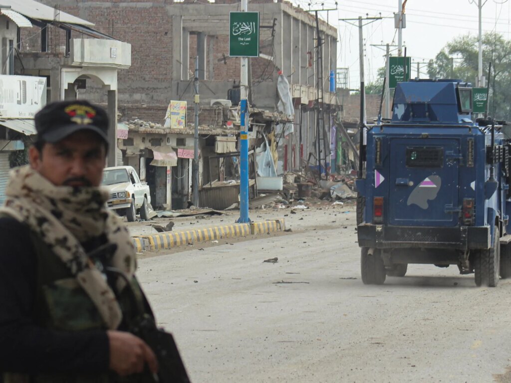 Car bomb attack kills 27 in northwest Pakistan | Pakistan Taliban News