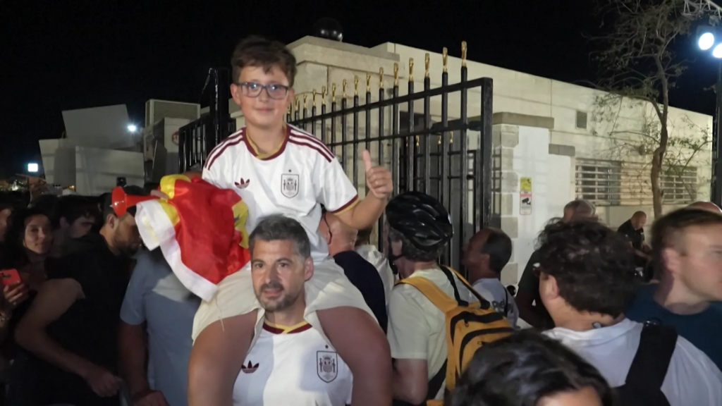 Crowds cross between Spain and Gibraltar following UK-EU treaty | Newsfeed