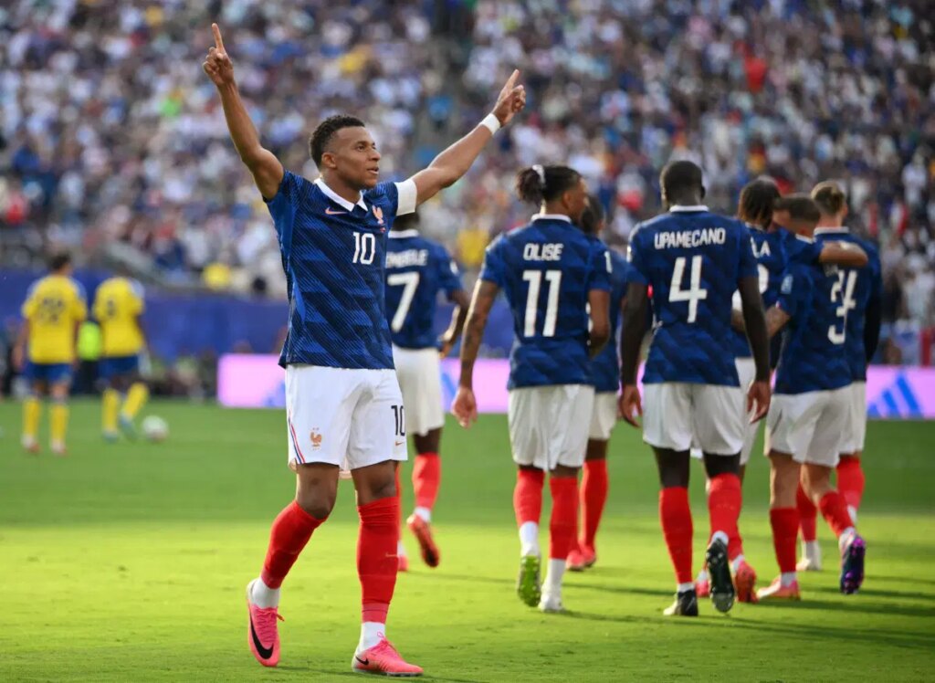 France through to World Cup last 16 with 3-0 Sweden win