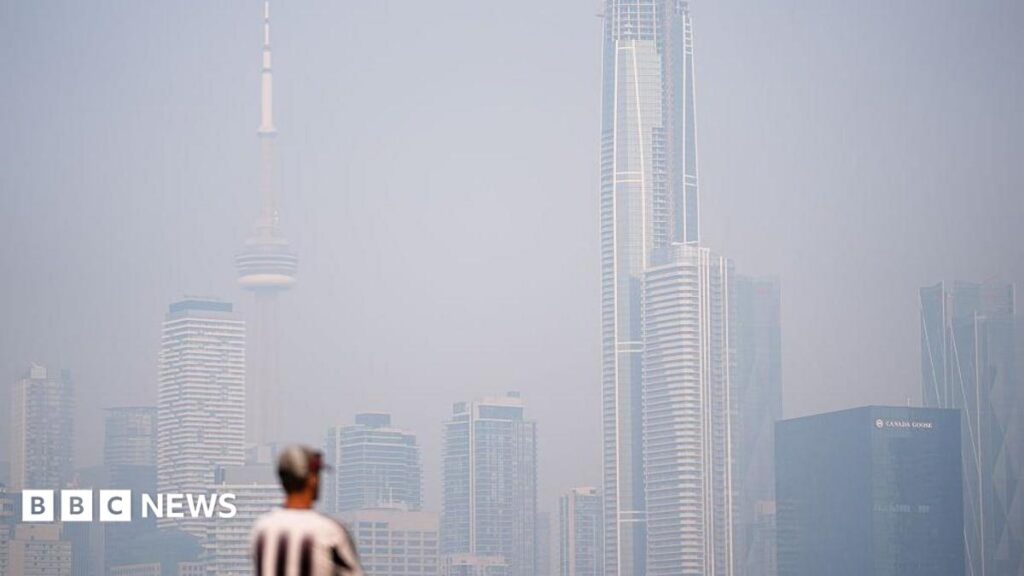 More than 800 Canadian wildfires burning as air quality alerts extend to US More than 800 Canadian wildfires burning as air quality alerts extend to US