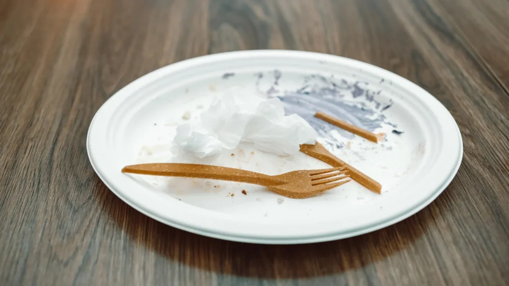 New “living plastic” self-destructs in just 6 days without leaving microplastics New “living plastic” self-destructs in just 6 days without leaving microplastics