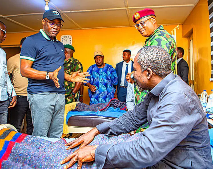 Photos: Makinde meets rescued Oriire victims at military hospital Photos: Makinde meets rescued Oriire victims at military hospital