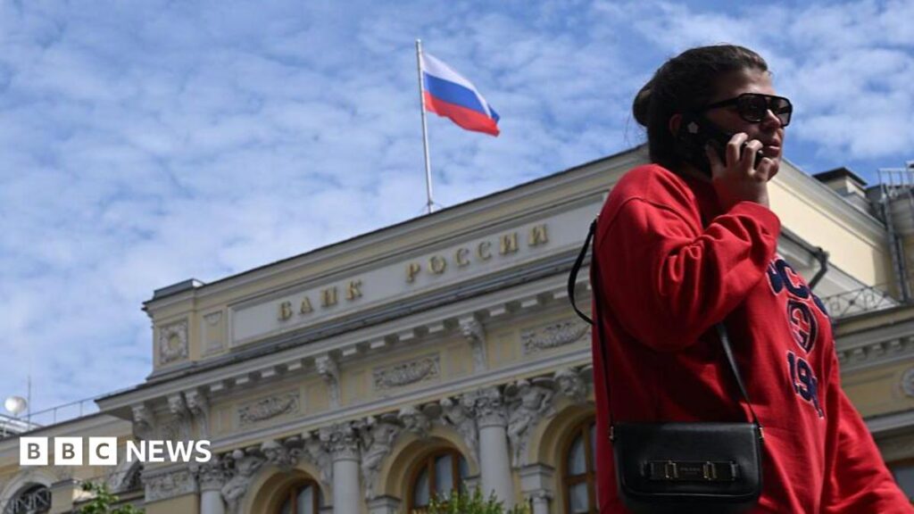 Russians turn to cash putting more strain on slowing wartime economy Russians turn to cash putting more strain on slowing wartime economy