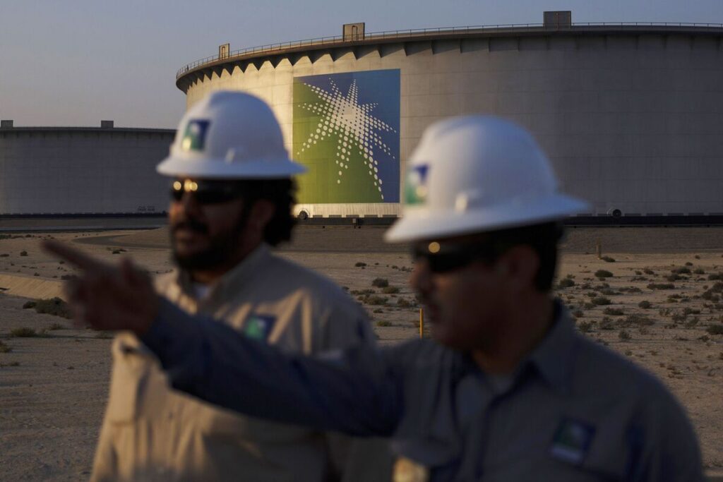 Saudis Make Biggest Oil Price Cut in Decades as Market Weakens Saudis Make Biggest Oil Price Cut in Decades as Market Weakens