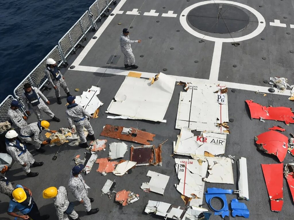 Search under way for crew of Pakistani cargo plane that crashed into sea | Aviation News