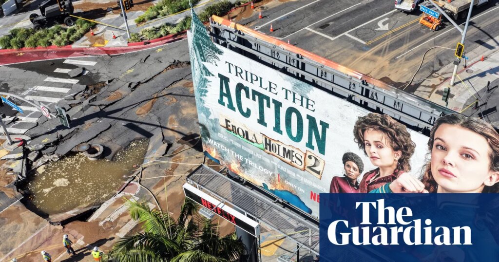 Sinkhole on Sunset Boulevard: broken water pipe floods LA-area hotspot | Los Angeles Sinkhole on Sunset Boulevard: broken water pipe floods LA-area hotspot | Los Angeles
