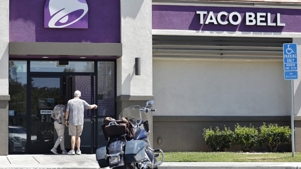 Taco Bell removes lettuce linked to cyclosporiasis outbreak from restaurants Taco Bell removes lettuce linked to cyclosporiasis outbreak from restaurants