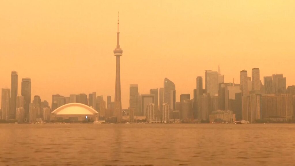 Wildfire smoke engulfs Toronto, Canada and turns its skies orange | Weather News