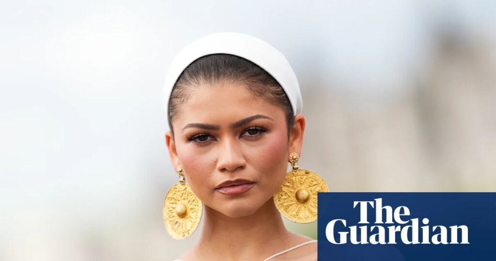 Zendaya faces backlash for wearing ancient Iranian jewellery at Odyssey event | Archaeology Zendaya faces backlash for wearing ancient Iranian jewellery at Odyssey event | Archaeology
