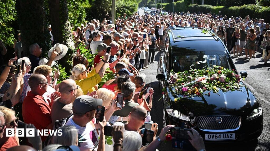Bonnie Tyler’s celebration of life attended by fans in Mumbles Bonnie Tyler’s celebration of life attended by fans in Mumbles