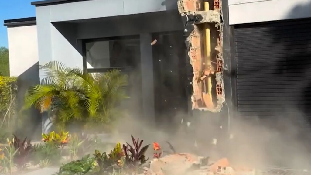 Family watches helplessly as Colombia quake destroys home | Earthquakes