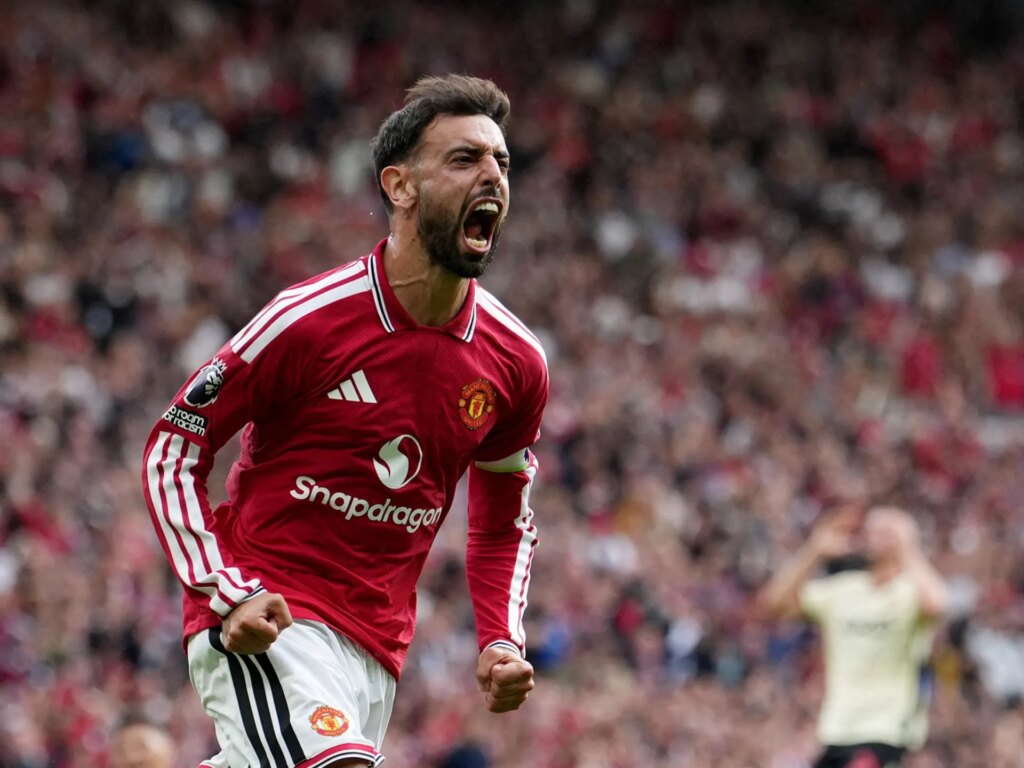 Fernandes hat-trick fires Man Utd in seven-goal thriller with Ipswich | Football News