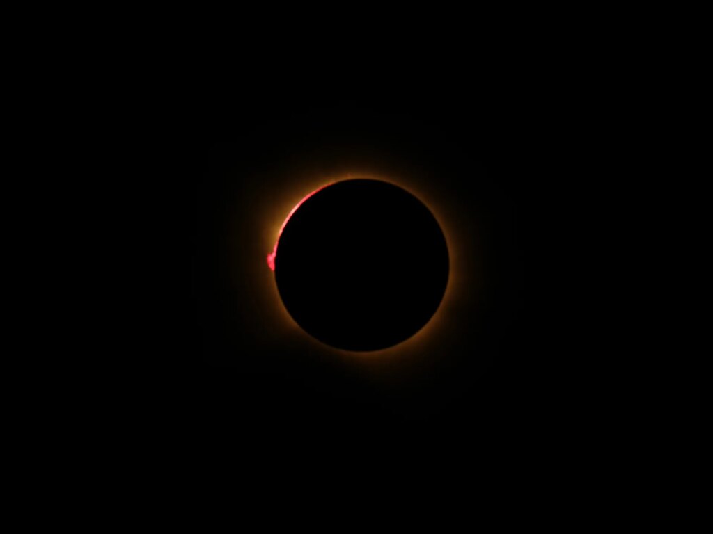 Iceland and Spain plunged into darkness during total solar eclipse | Science and Technology