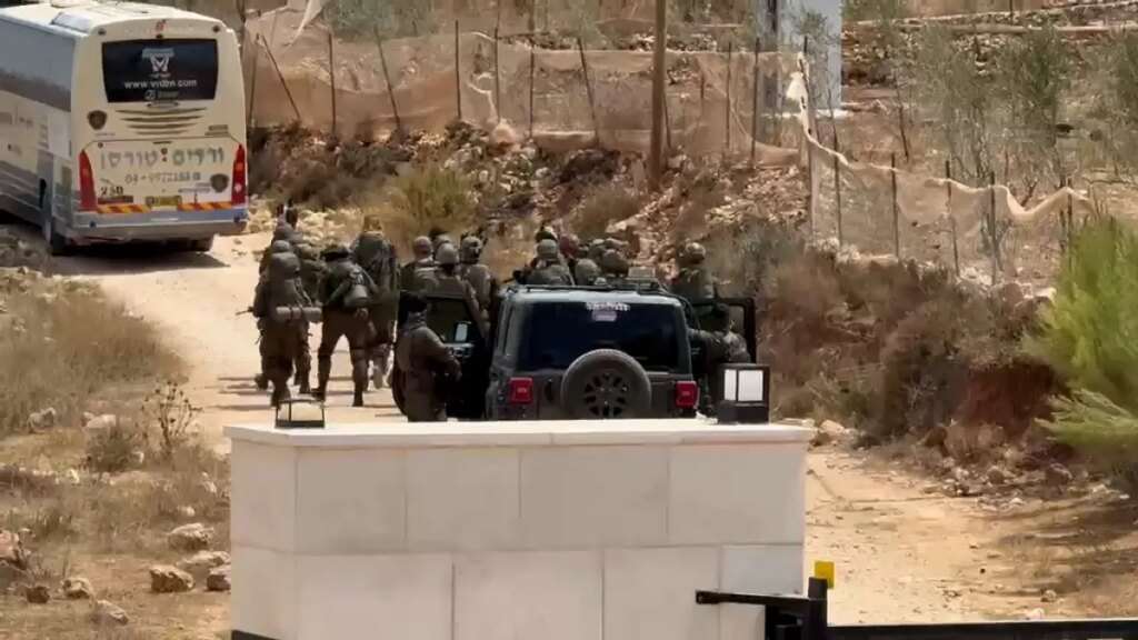 Israeli army besieges Palestinian homes in occupied West Bank | Occupied West Bank Israeli army besieges Palestinian homes in occupied West Bank | Occupied West Bank