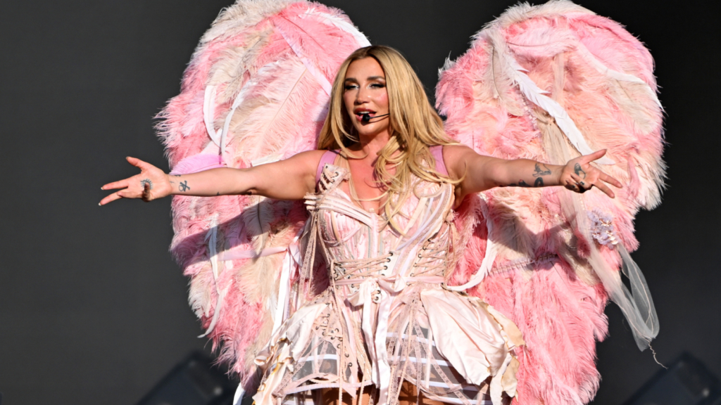 Kesha Pays Tribute to Dolly Parton With Live Cover