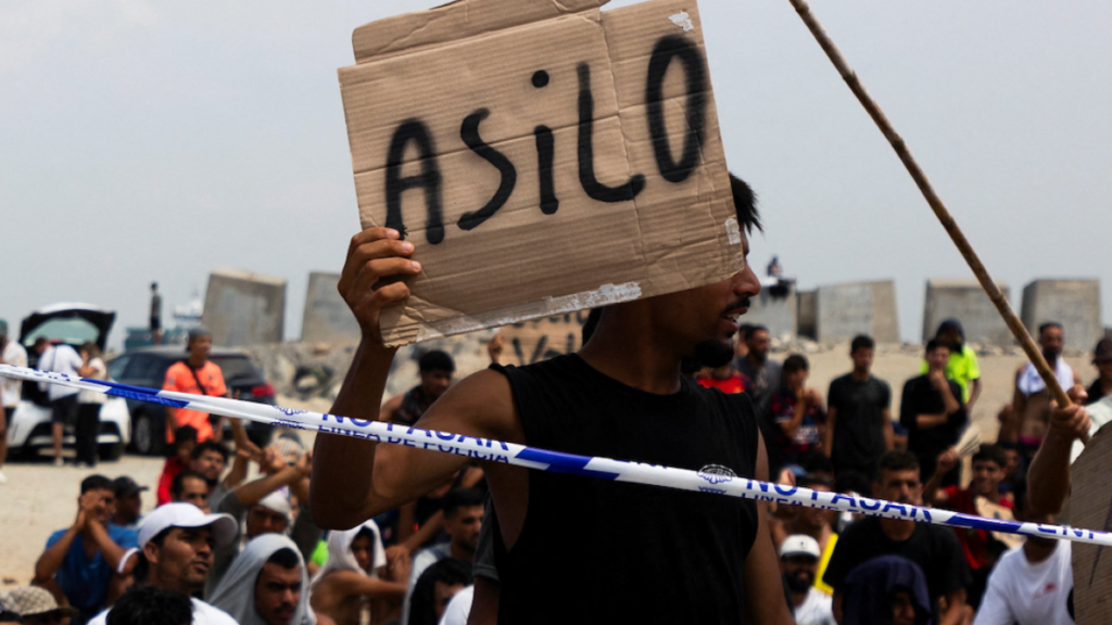 Moroccan migrants stage sit-in as thousands remain stranded in Ceuta | Migration