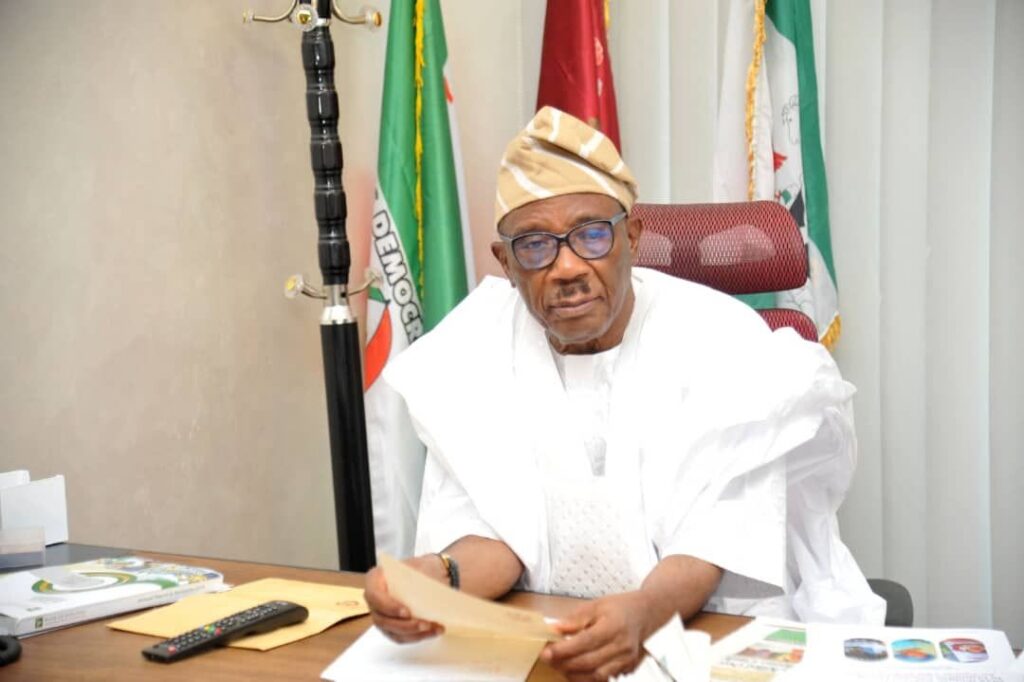 Osun’s APC senator seen in viral video issuing death threat to Accord Party members Osun’s APC senator seen in viral video issuing death threat to Accord Party members