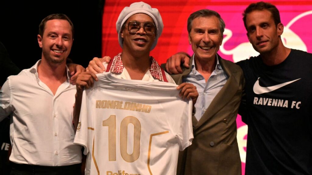 Ronaldinho arrives on Ravenna beach to restart playing career