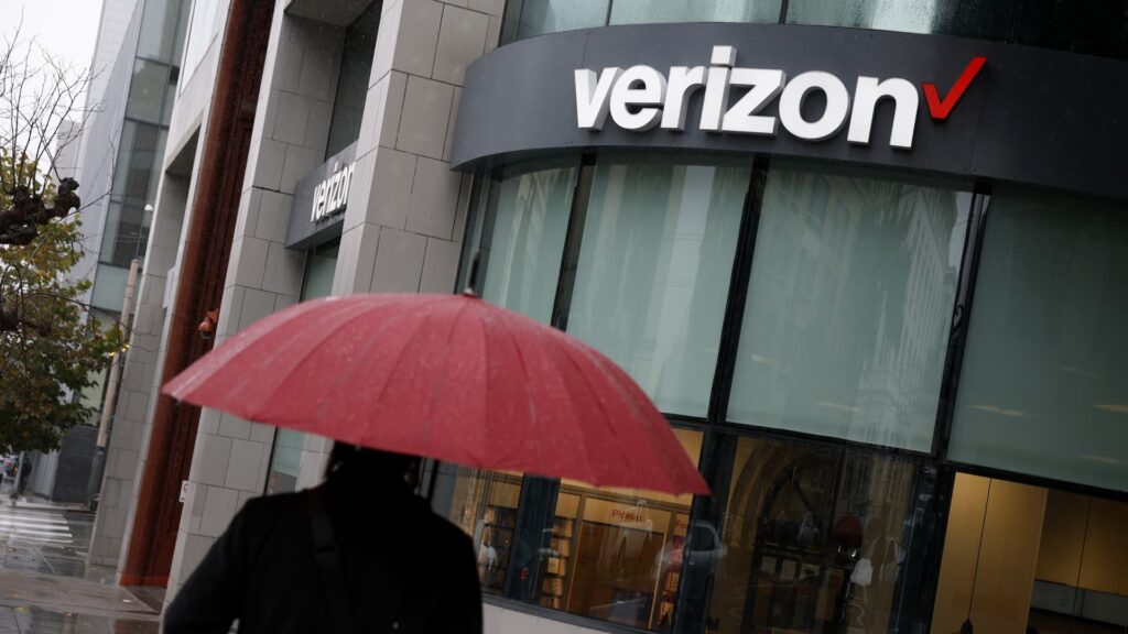 Verizon mobile service restored after outage for thousands of customers Verizon mobile service restored after outage for thousands of customers
