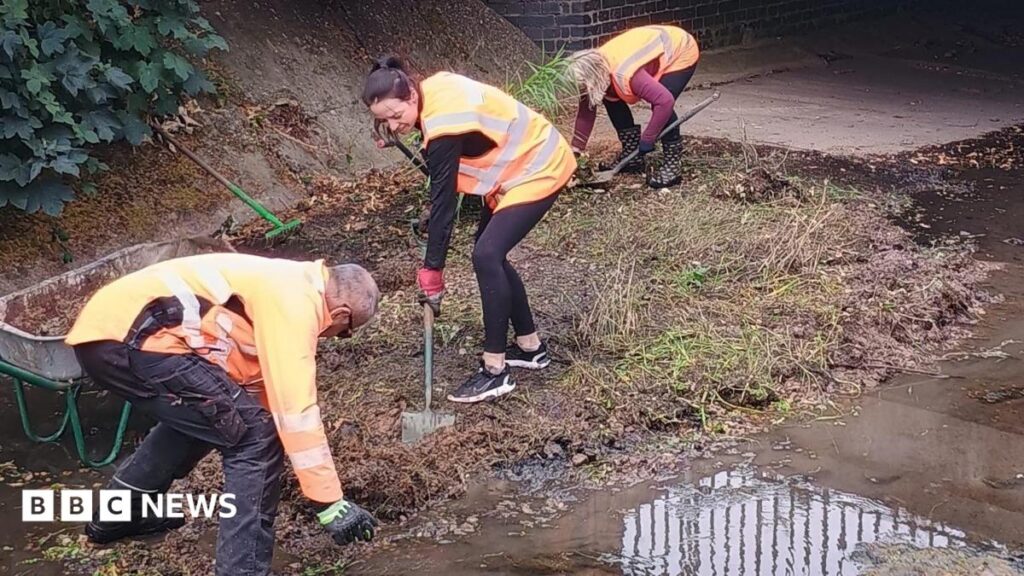 Volunteers in Syston clear brook to reduce flood risk