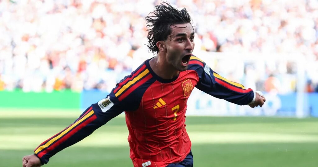 World Cup winner Ferran Torres joins Paris Saint-Germain from Barcelona | Football News