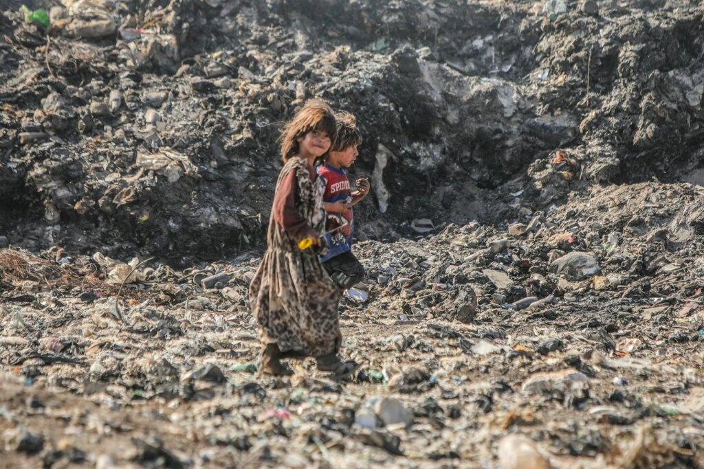 Displaced Syrians dig through hills of garbage to make a living | Syria’s War