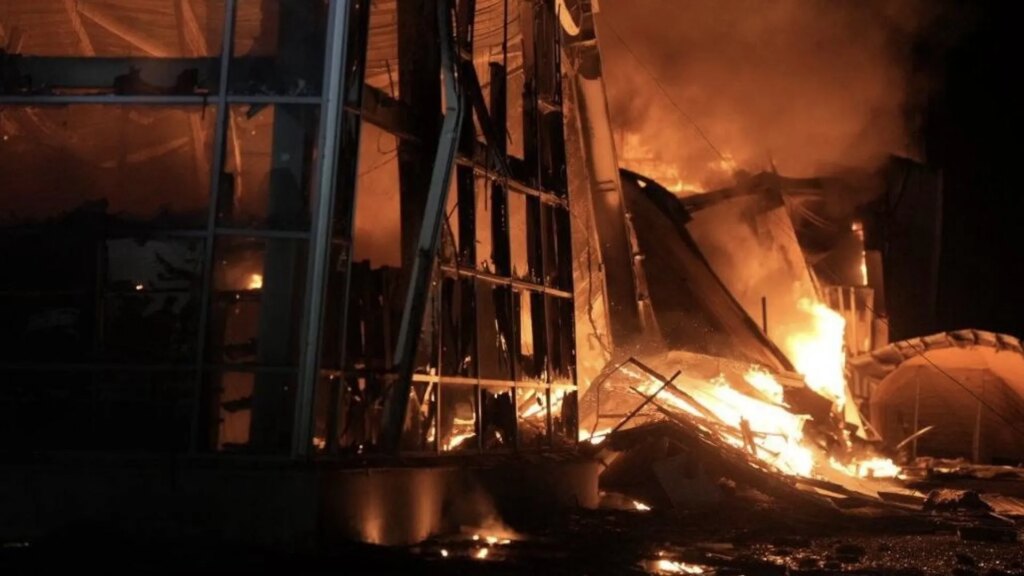 Fire engulfs Zaporizhzhia shopping centre after Russian strike | Russia-Ukraine war News