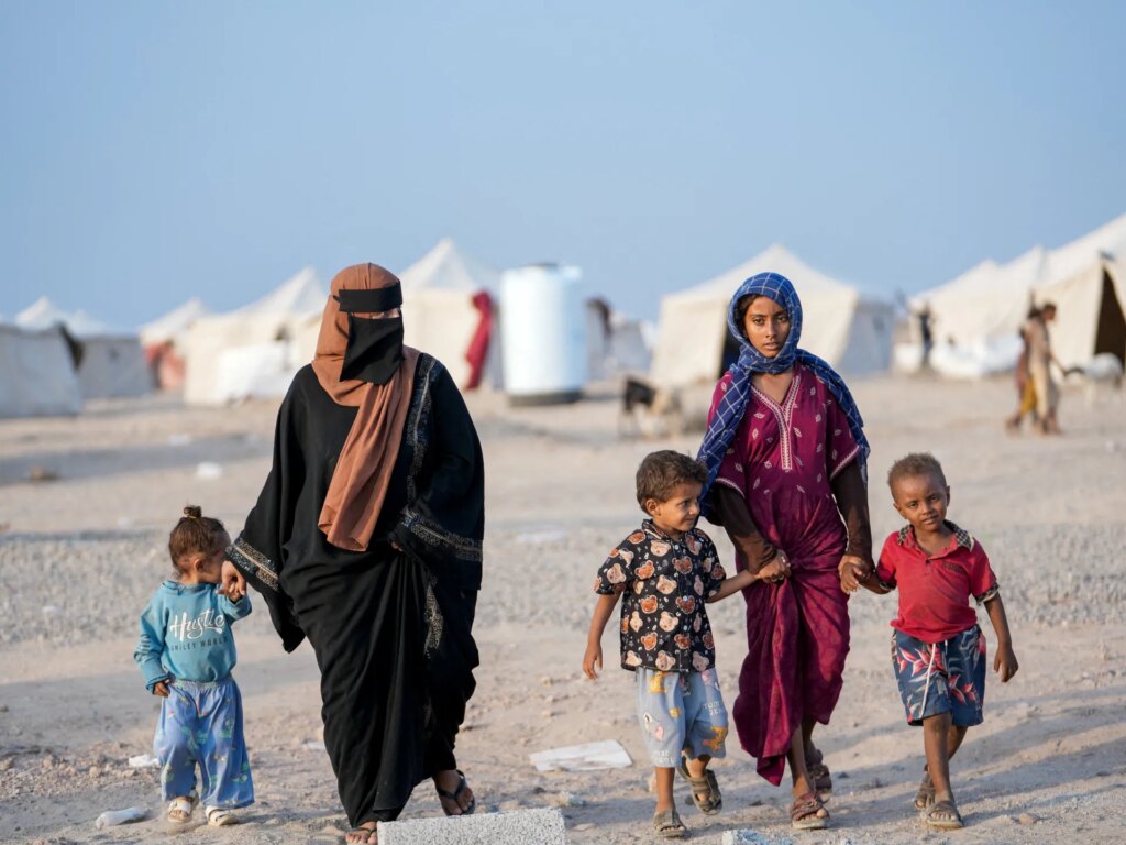 Houthis battle for strategic heights in Yemen as thousands more flee homes | Conflict News