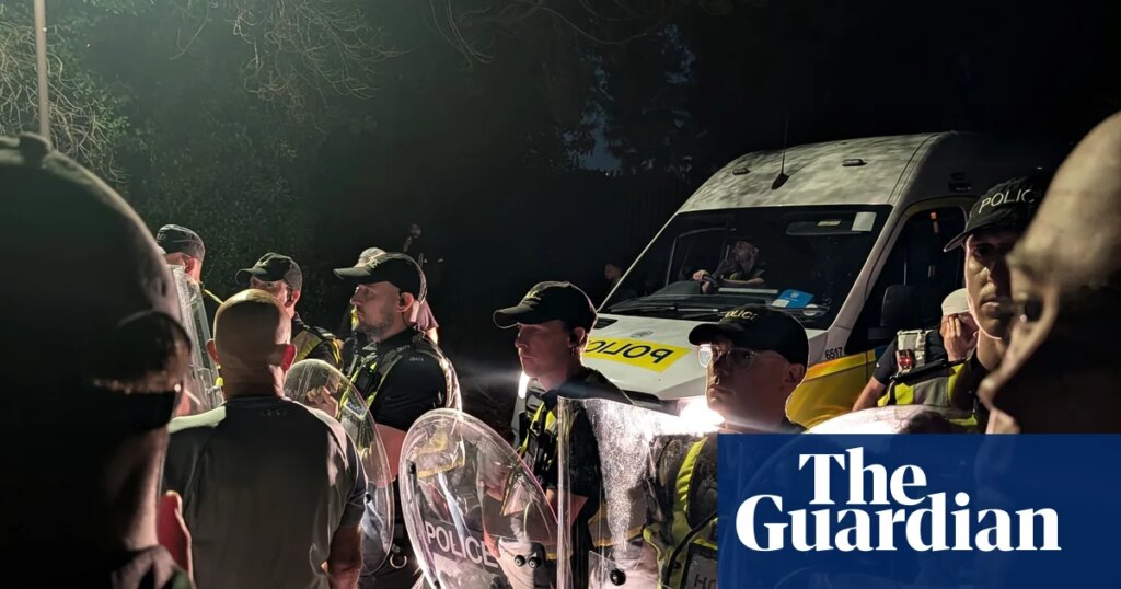 Hundreds of far-right protesters descend on Portsmouth after small boat arrival | Portsmouth