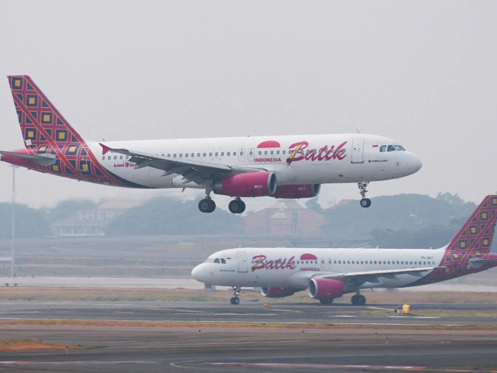 Indonesia airports reopen after volcanic ash disrupts thousands of flights | Volcanoes News