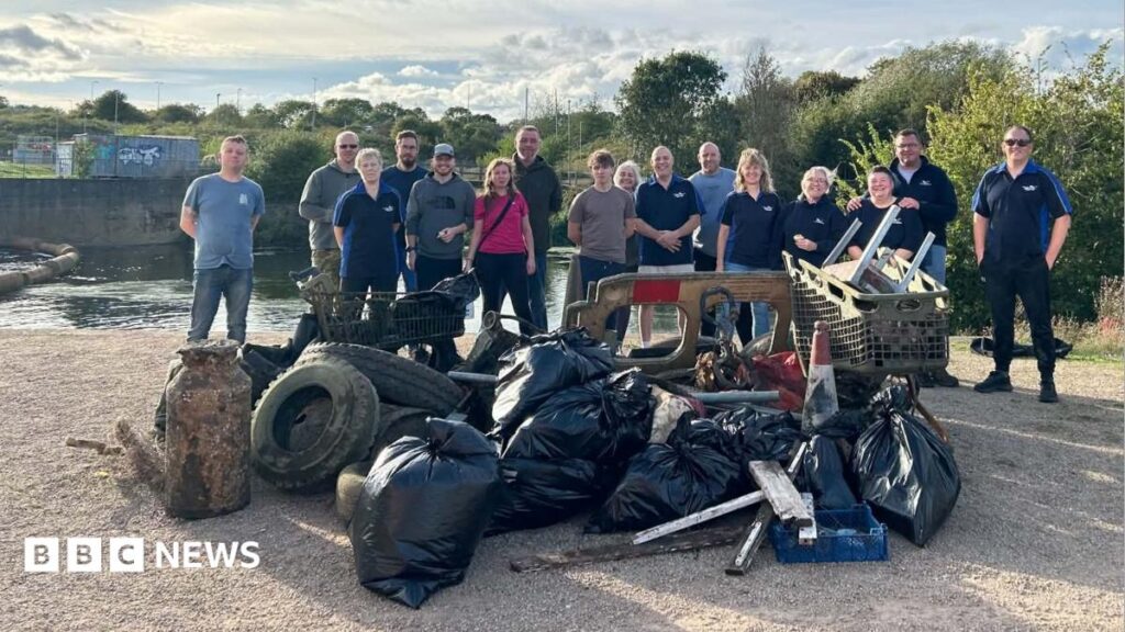Northampton divers clear fly-tipped waste from River Nene