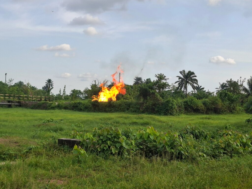 Oil companies violate Nigerian laws, flare gas, face no sanctions (1) Oil companies violate Nigerian laws, flare gas, face no sanctions (1)
