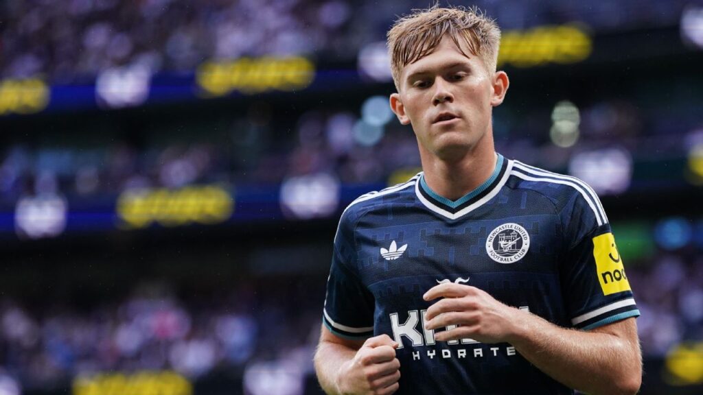 Transfer rumors, news: Man United blow as Hall agrees new Newcastle deal Transfer rumors, news: Man United blow as Hall agrees new Newcastle deal