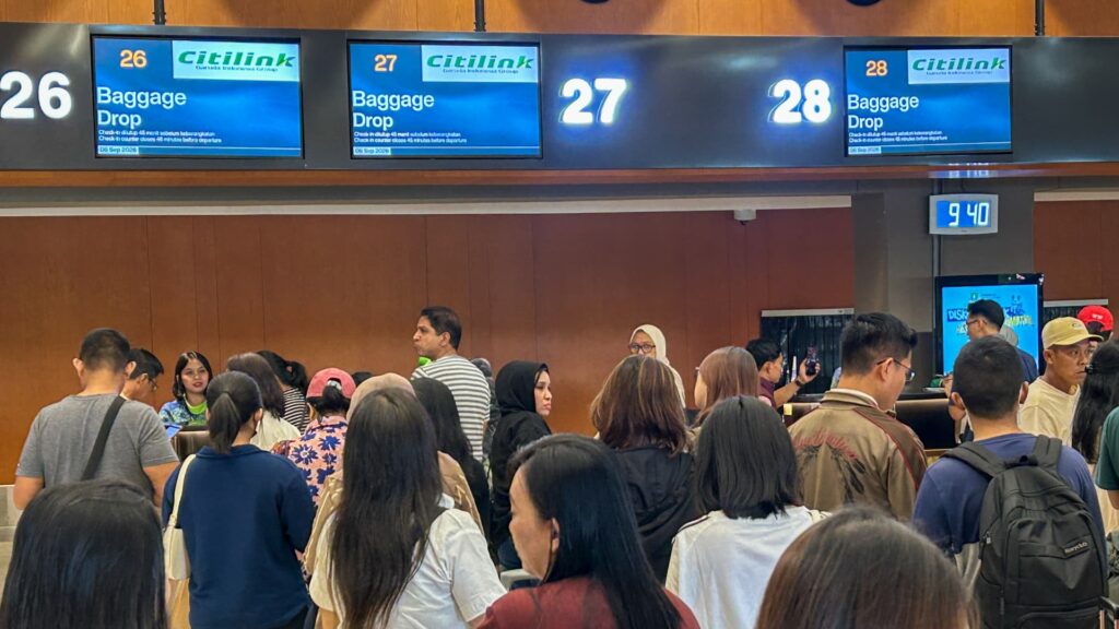 Volcano eruption disrupts hundreds of flights at Jakarta airport